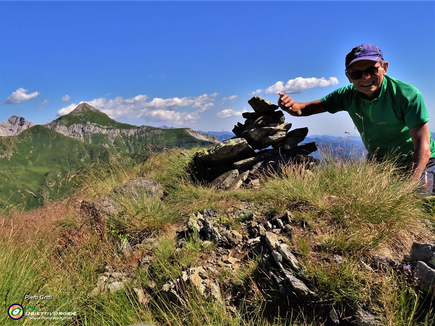 05 In vetta al Monte Azzaredo (2135 m) salito dalla Bocchetta di Piedivalle (2112 m).JPG